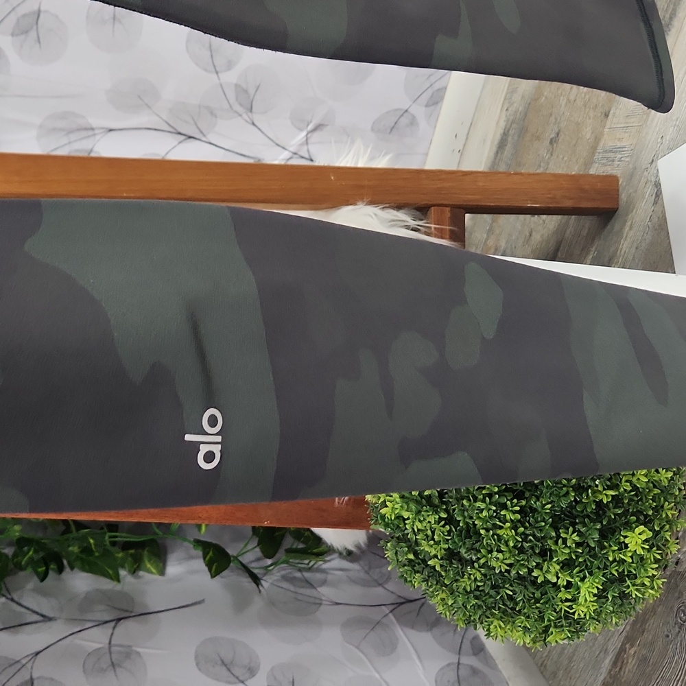 Alo Yoga Hunter Camo High-Waist Vapor Leggings - Picture 7 of 8